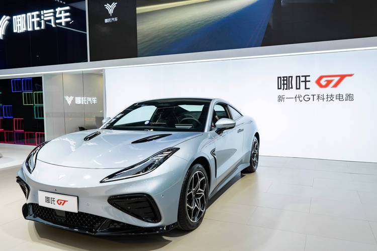 深圳90哪吒汽车在智能汽车领域的表现，领途汽车在新能源汽车市场中的影响力